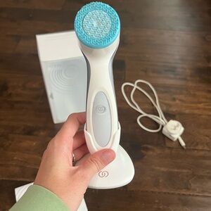 Skin LumiSpa Blue and White Cleanser